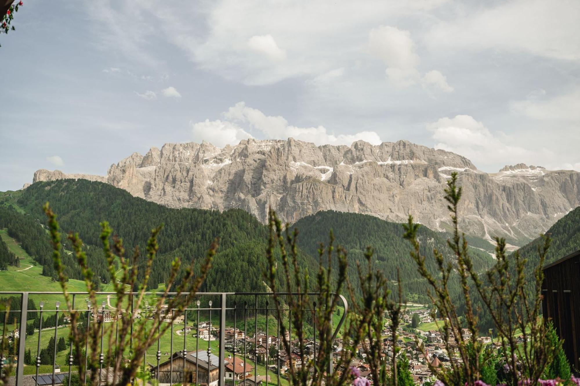 Hotel Daniel Apartments Selva di Val Gardena Esterno foto