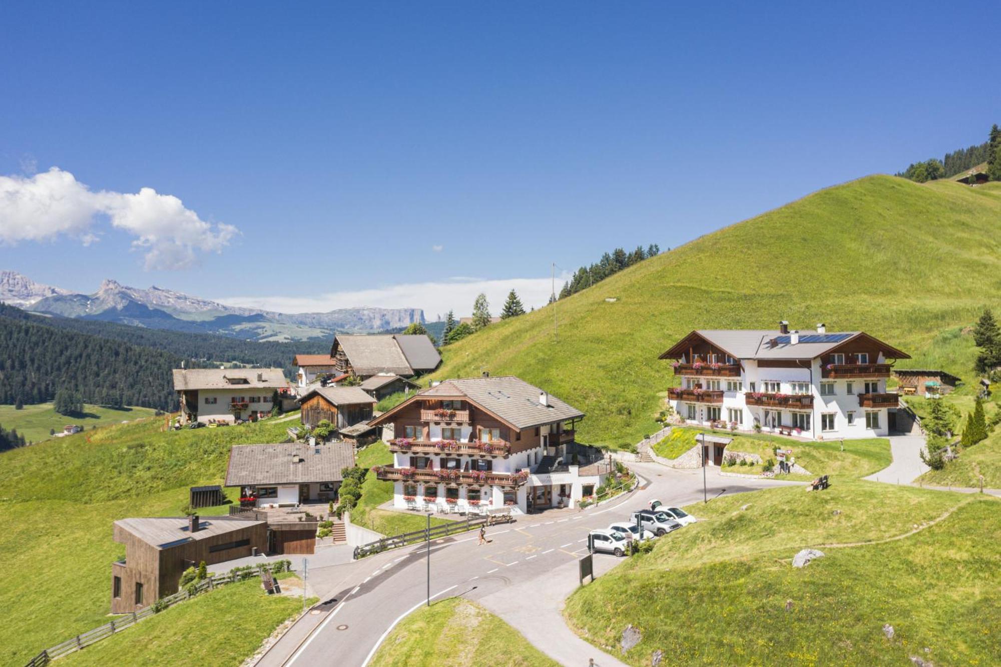 Hotel Daniel Apartments Selva di Val Gardena Esterno foto