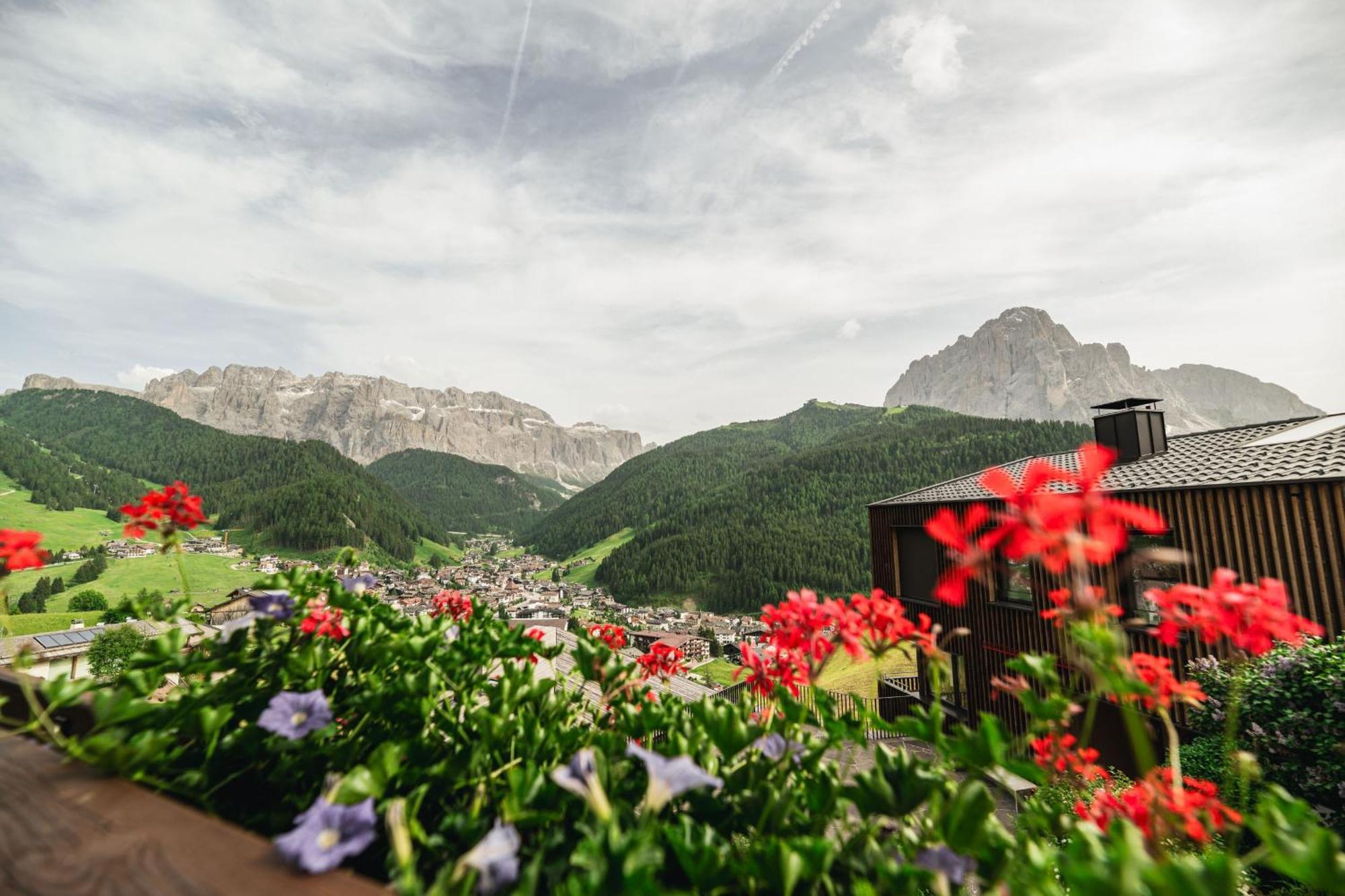 Hotel Daniel Apartments Selva di Val Gardena Esterno foto